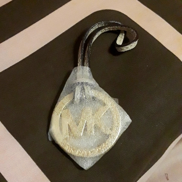 NWOT Michael Kors Brass MK Logo Bag Charm-Hangtag with Leather Light Beige Strap - Picture 7 of 8